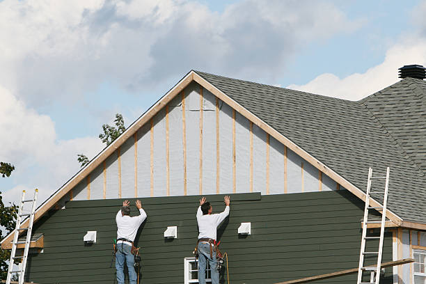 Professional Vinyl Siding technician working in Canton, IL